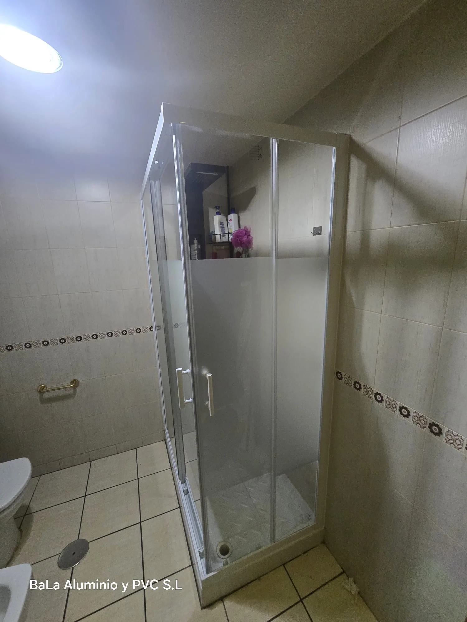 Instalación de mampara de baño y cerramiento de cristal - map 1